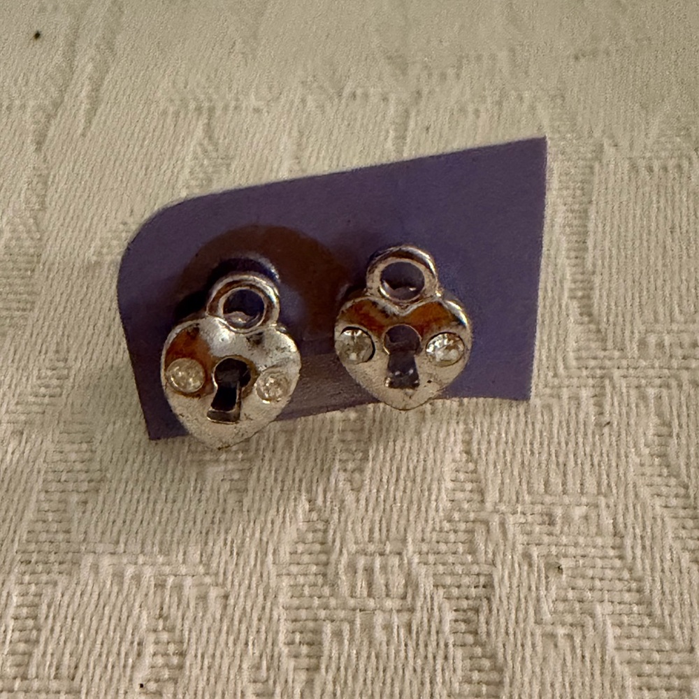 🧠 Silver toned rhinestone Heart Lock Earrings